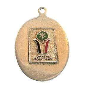 Aspen Gold Tone Oval Vintage Ski Pendant Charm Souvenir Collectible